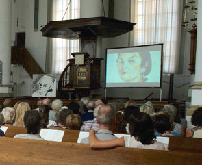 Neel Korteweg opening tentoonstelling Zie ze kijken korte film door Kees van Langeraad